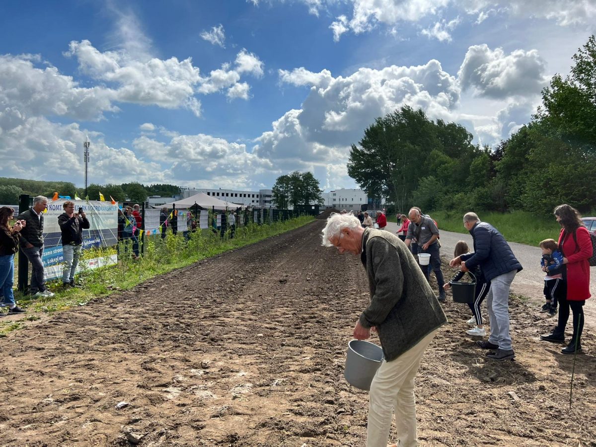 Feestelijke opening: zonneveld Energietuin de Noordmanshoek aangesloten