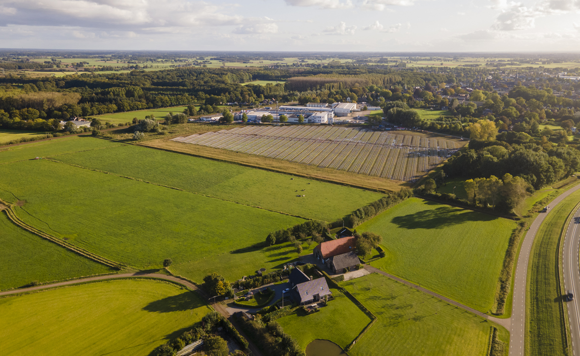 Drone foto van de aanleg van het zonneveld binnen de Energietuin de Noordmanshoek