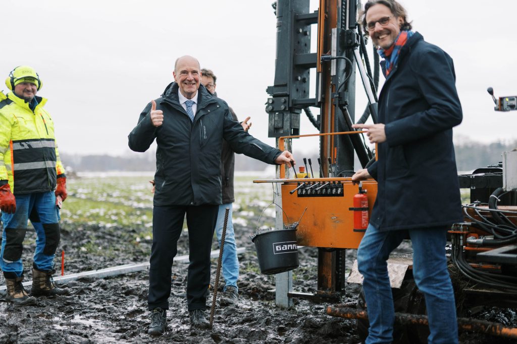 Eerste paal gaat in de grond in Energietuin Assen-Zuid