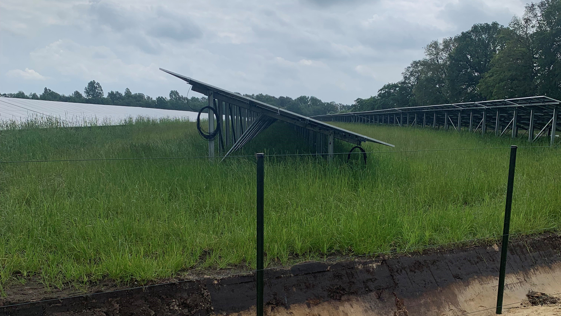 Zonnepanelen in aanbouw bij Energietuin Assen-Zuid