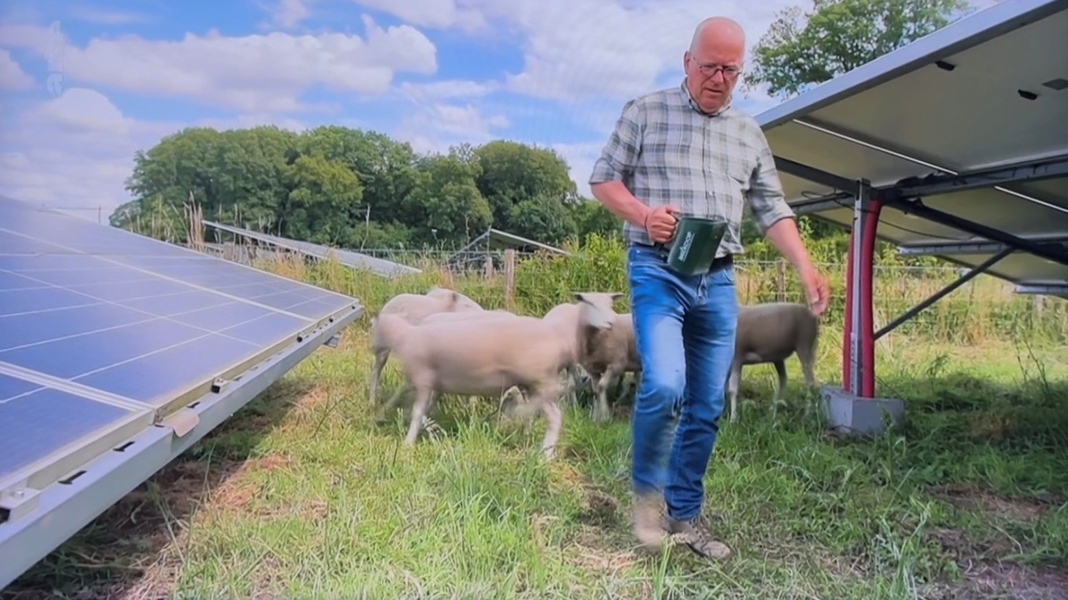 Still uit de tv-uitzending 'Good News from Planet Earth’ met Theo van de Riet van Energietuin 't Veen